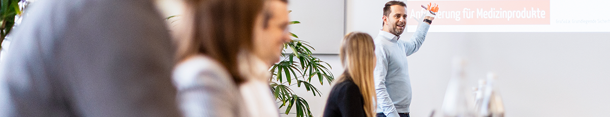 Dozent hält ein Präsenz-Seminar