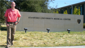 CJ vor der Stanford Medical School
