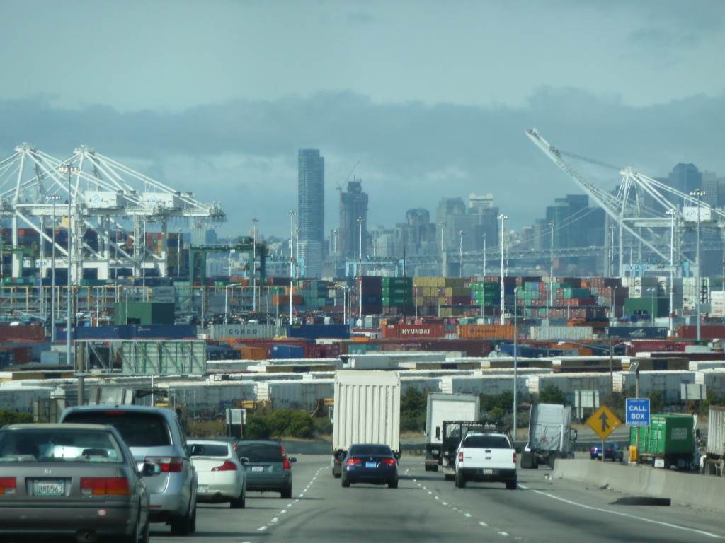 Blick über den Hafen von Oakland auf die Skyline von San Francisco