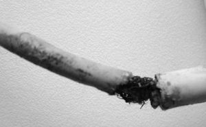 Defektes Kabel. Bildquelle: http://www.elektrikforen.de/attachments/grundlagen-der-elektroinstallation/3954d1280083781-l-sterklemmen-und-kabel-durchgeschmort-ursache-zugeschnitten.jpg