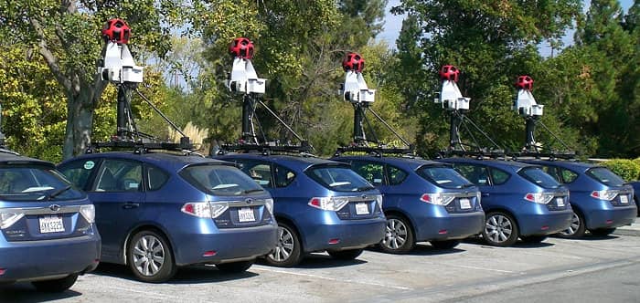 Bild zeigt mehrere selbstfahrende Autos als Beispiel für autonome Systeme.