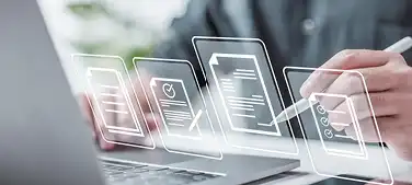 Mitarbeiter der mit einem Stylus an projizierten Icons arbeitet