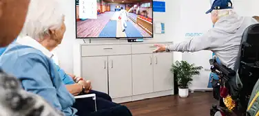 Alte Menschen die vor einem TV Videospiele spielen