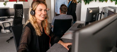 Frau hört Podcast