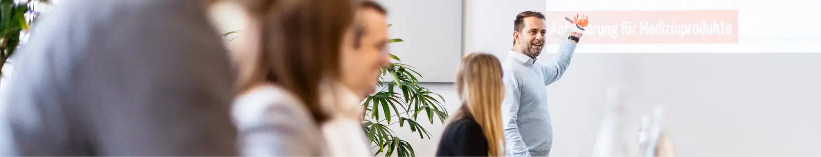 Dozent hält ein Präsenz-Seminar