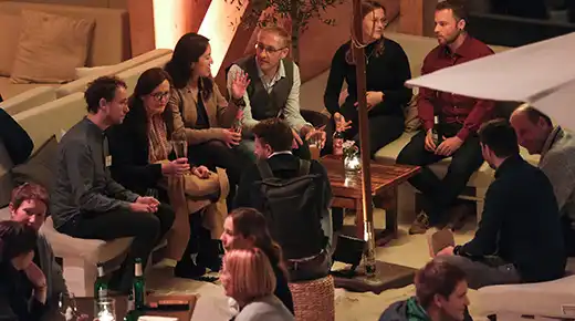 Networking bei einer Abendveranstaltung