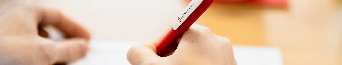 Ausschnitt von Händen eines Mannes, der sich Notizen macht