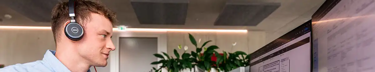 Mann im Büro mit Kopfhörern