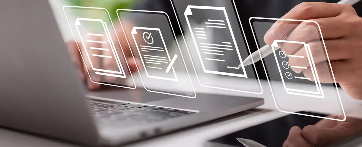 Prüfung eines digitalen Dokuments am Laptop
