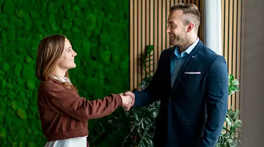 Handschlag Mann und Frau im Business-Kontext