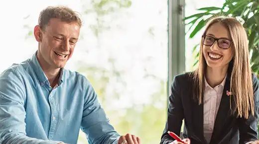 Mann und Frau im Büro lächeln