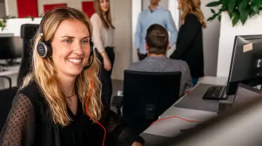 Frau in einem Remote-Meeting