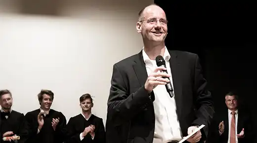 Christian Johner verabschiedet Absolvent:innen