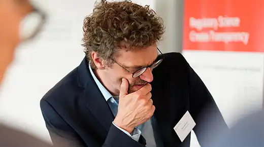 Mann macht sich Gedanken