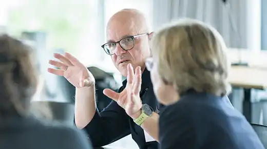 Experte erklärt anderen etwas