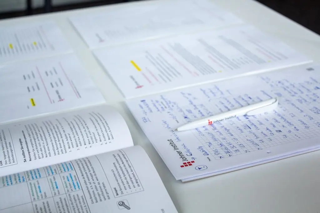 Regulatorische Dokumentation mit zahlreichen handschriftlichen Korrekturen und Markierungen.