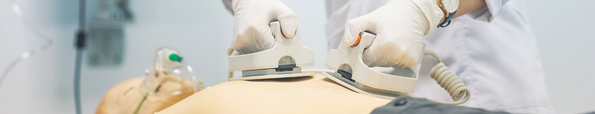 Nutzung eines Defibrillators an einem Dummy