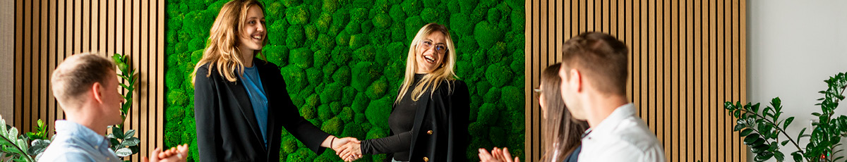 Handschlag und Applaus im Büro