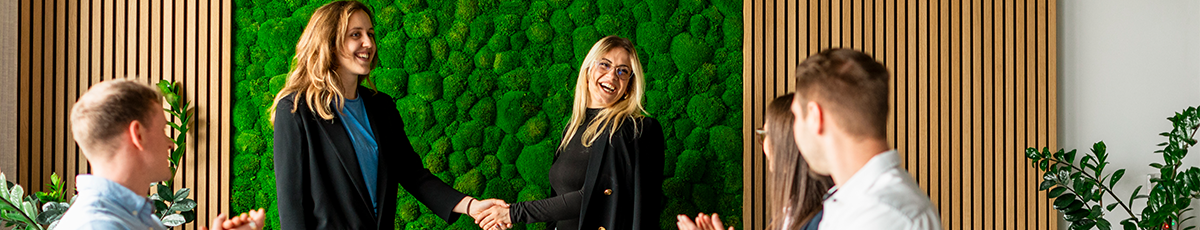 Handschlag und Applaus im Büro