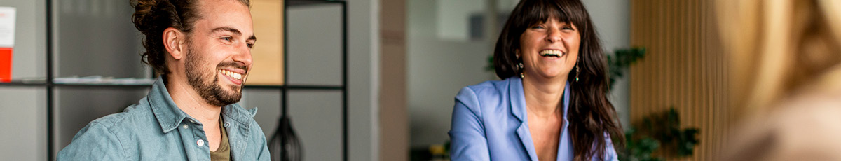 Mitarbeitende unterhalten sich im Büro