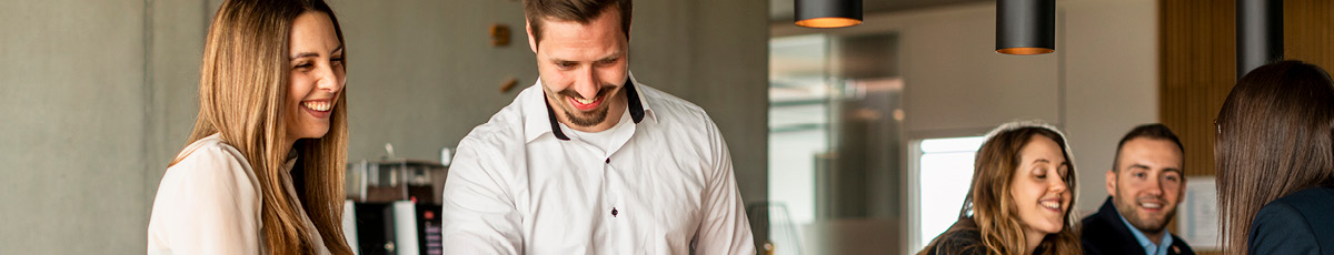 Team zusammen im Pausenbereich