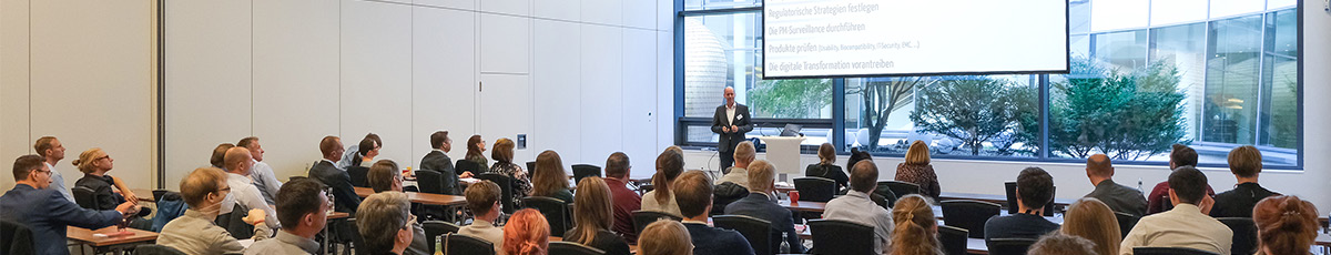 Mann präsentiert vor großem Publikum