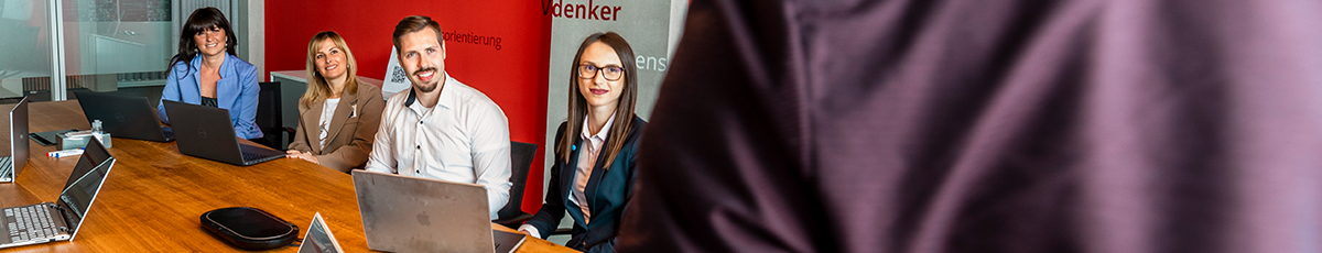 Präsentation vor einer Gruppe im Büro