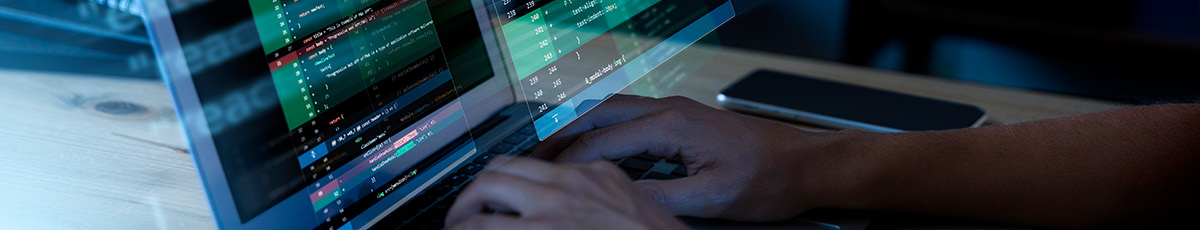 Hände am Laptop mit Entwicklungscode