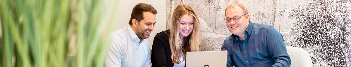 Arbeiten im Team an einem Laptop