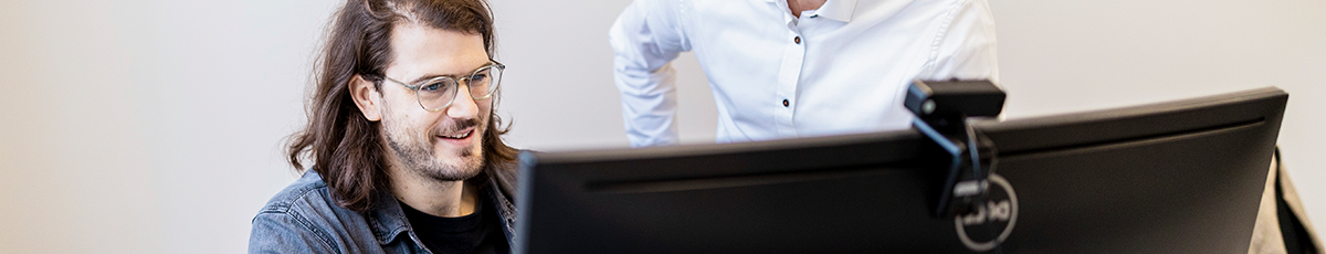 Zwei Kollegen im Büro arbeiten am Computer
