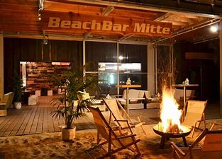 Beach Bar mit Lagerfeuer bei dem Veranstaltungsabend