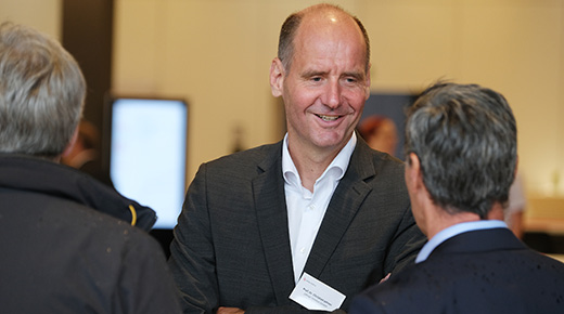 Christian Johner spricht mit Teilnehmenden bei einer Veranstaltung