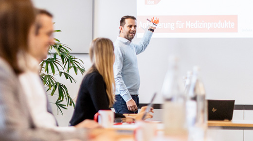 Experte präsentiert vor einer Gruppe