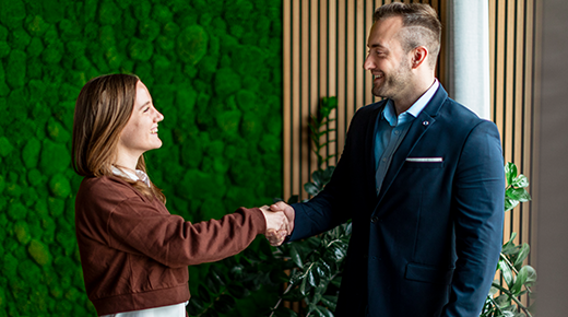 Handschlag im Büro Mann und Frau