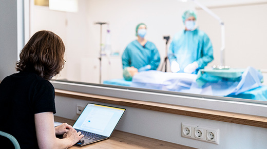 Dokumentation am Laptop einer Usability-Studie im Labor