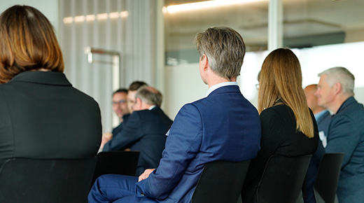 Zuhörende bei einem Vortrag