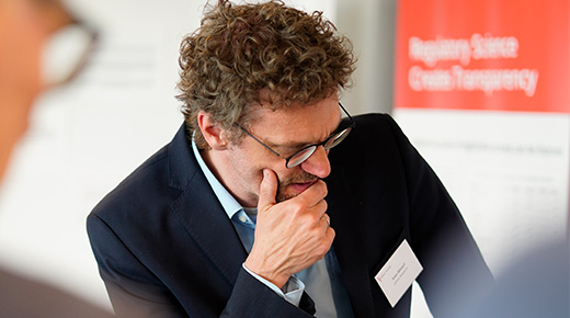 Mann macht sich Gedanken