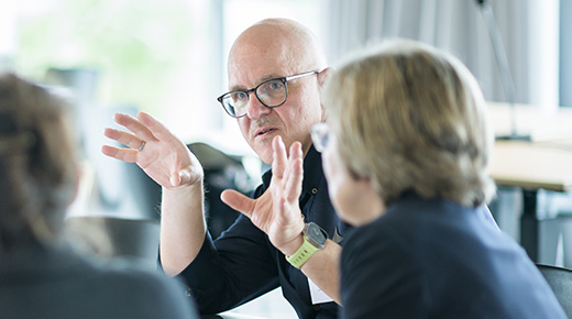 Experte erklärt anderen etwas